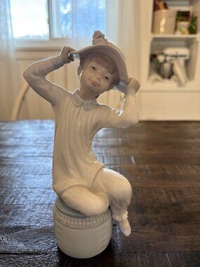 Lladro Girl with Bonnet #1147 Porcelain Figurine